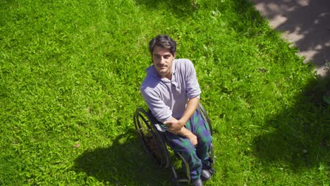Behinderter-Jugendlicher-Im-Rollstuhl,-Der-In-Den-Himmel-Schaut.